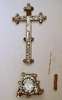 Holzkreuz mit Perlmuttintarsien vor der Restaurierung